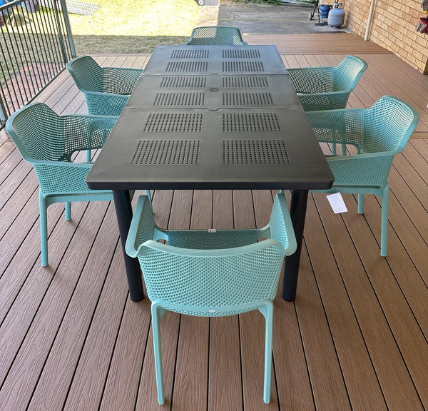 #libeccio:charcoal #net-chair:spearmint