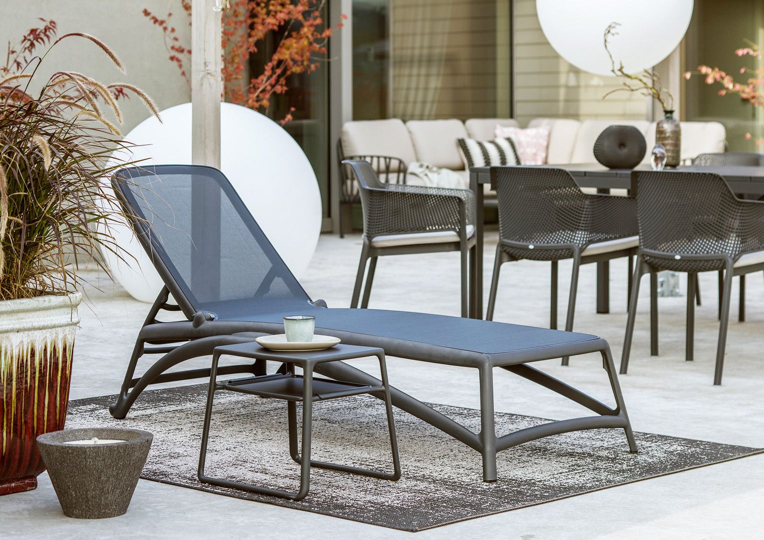 Nardi atlantico sun lounger in charcoal with pop table