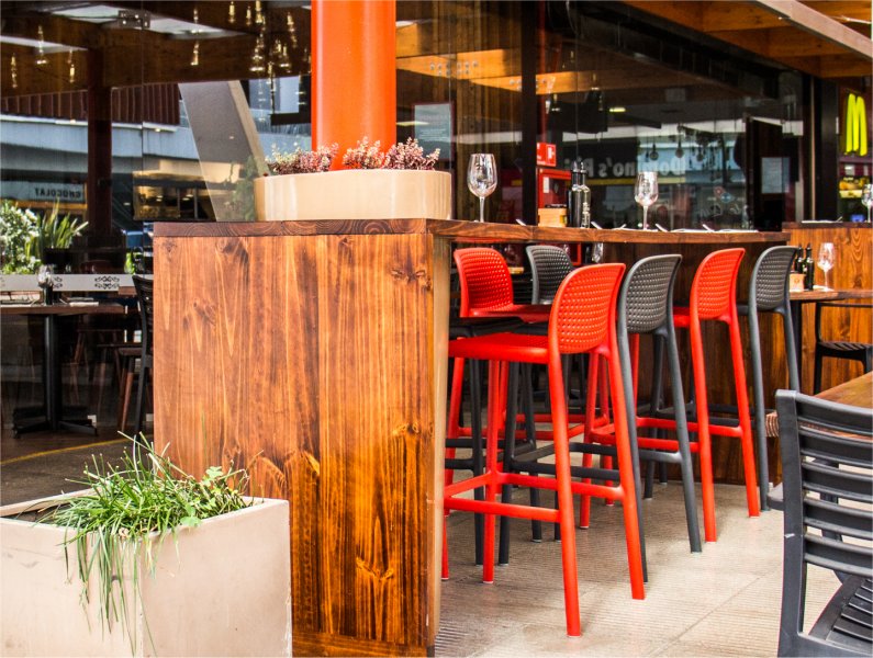 outdoor restaurant bar stools